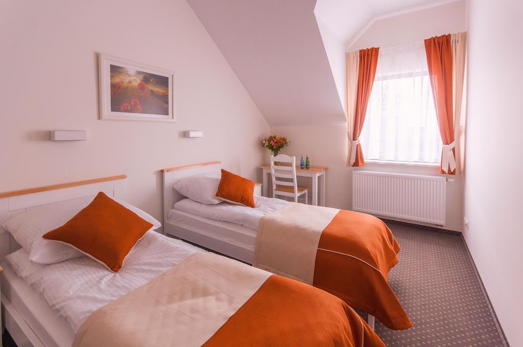 Hotel Gosciniec Kasztel U Gostla Murowana Goślina Habitación foto