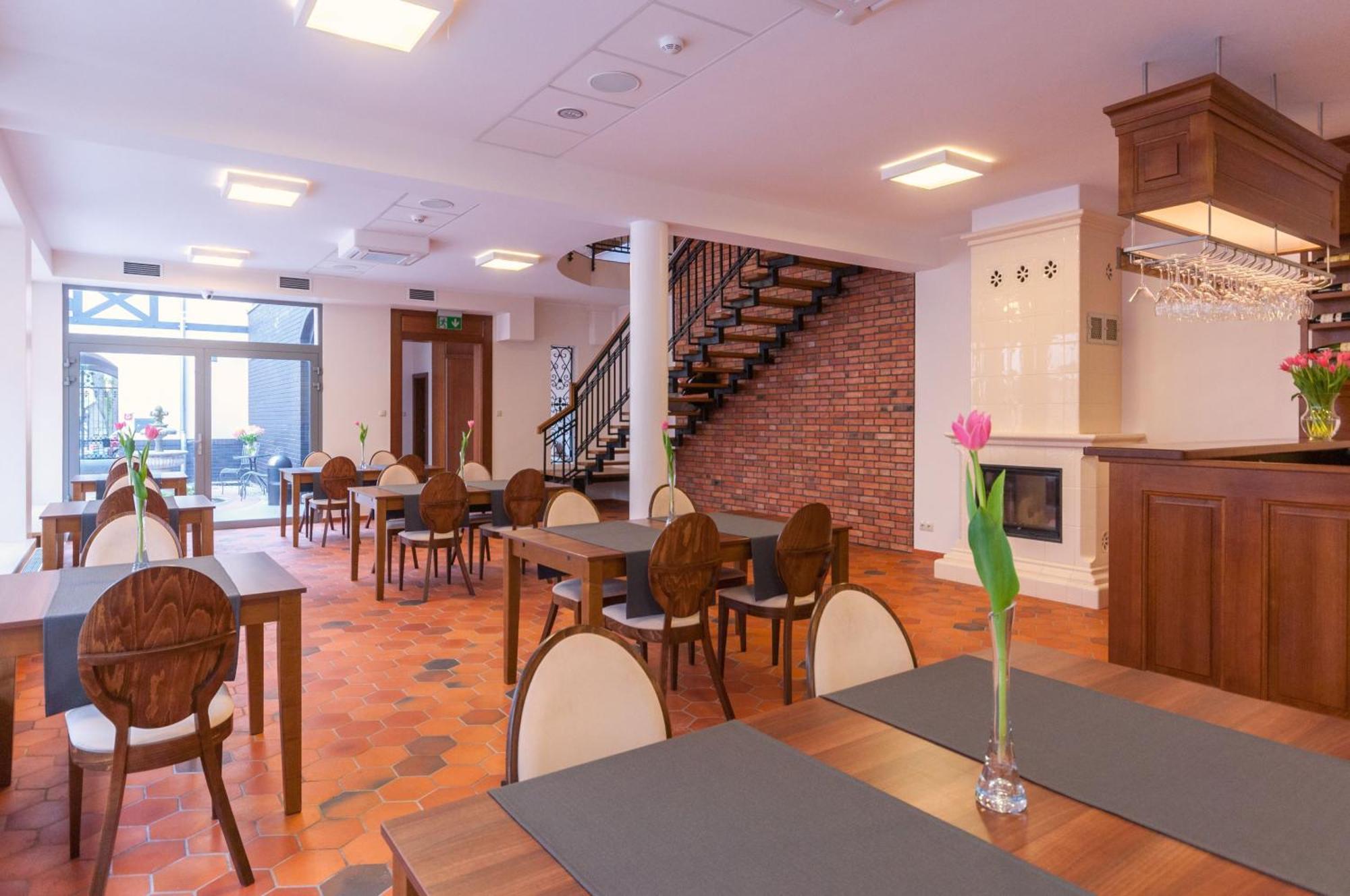 Hotel Gosciniec Kasztel U Gostla Murowana Goślina Exterior foto