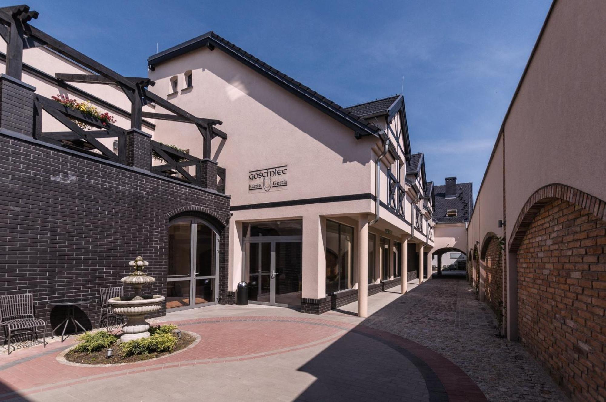 Hotel Gosciniec Kasztel U Gostla Murowana Goślina Exterior foto