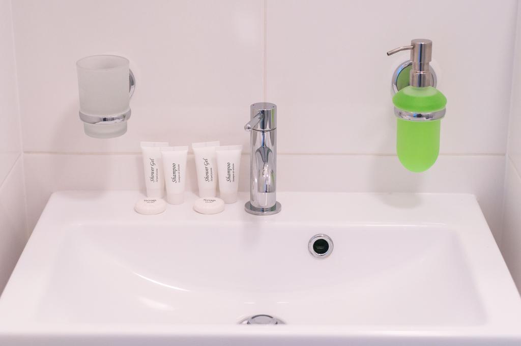 Hotel Gosciniec Kasztel U Gostla Murowana Goślina Habitación foto